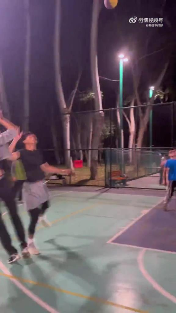 哥们，你这造型不去拍综艺，跑来打球啊