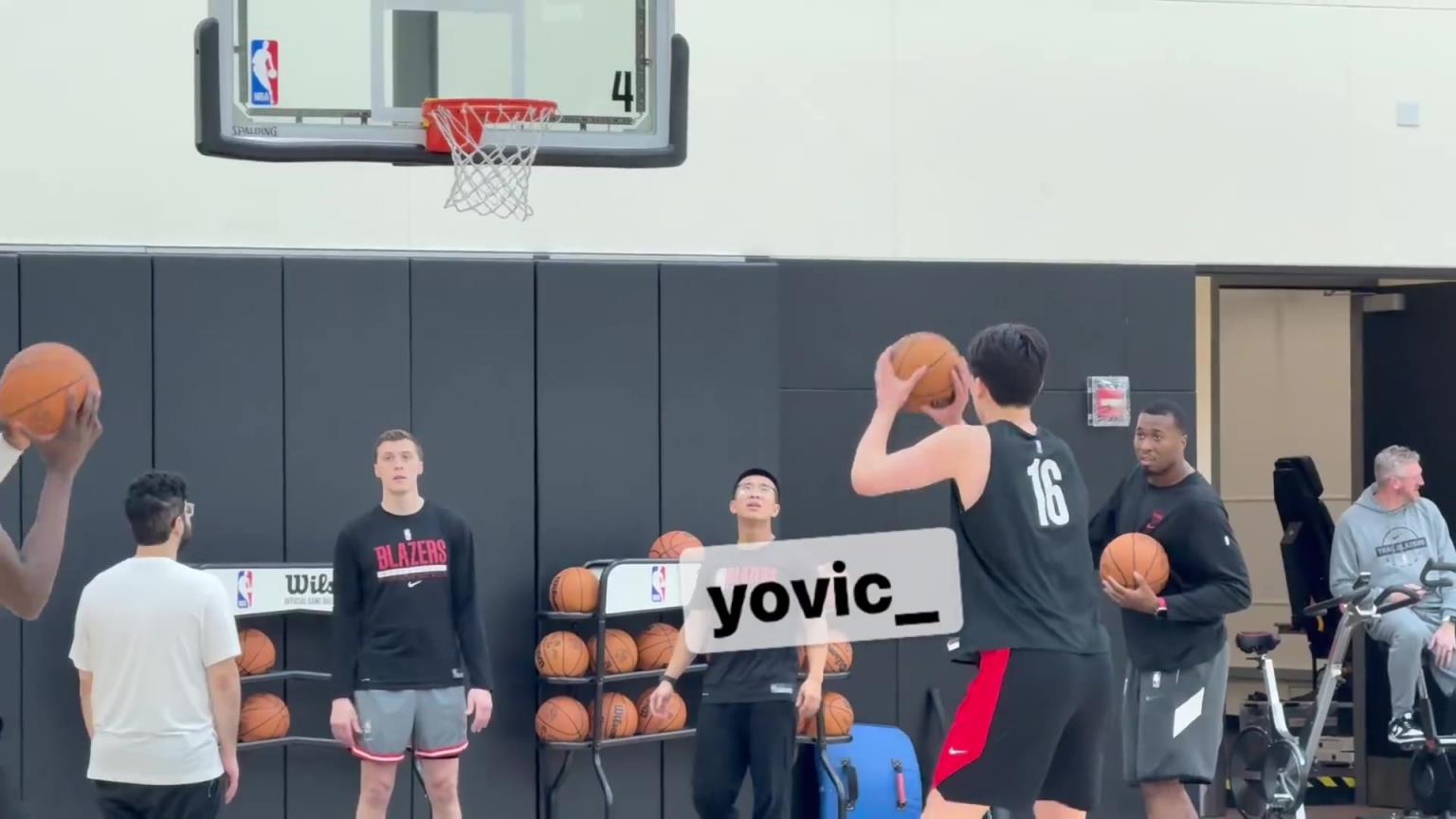 积累一点一滴~杨瀚森和里斯训练后补练投篮，还加练了折返跑