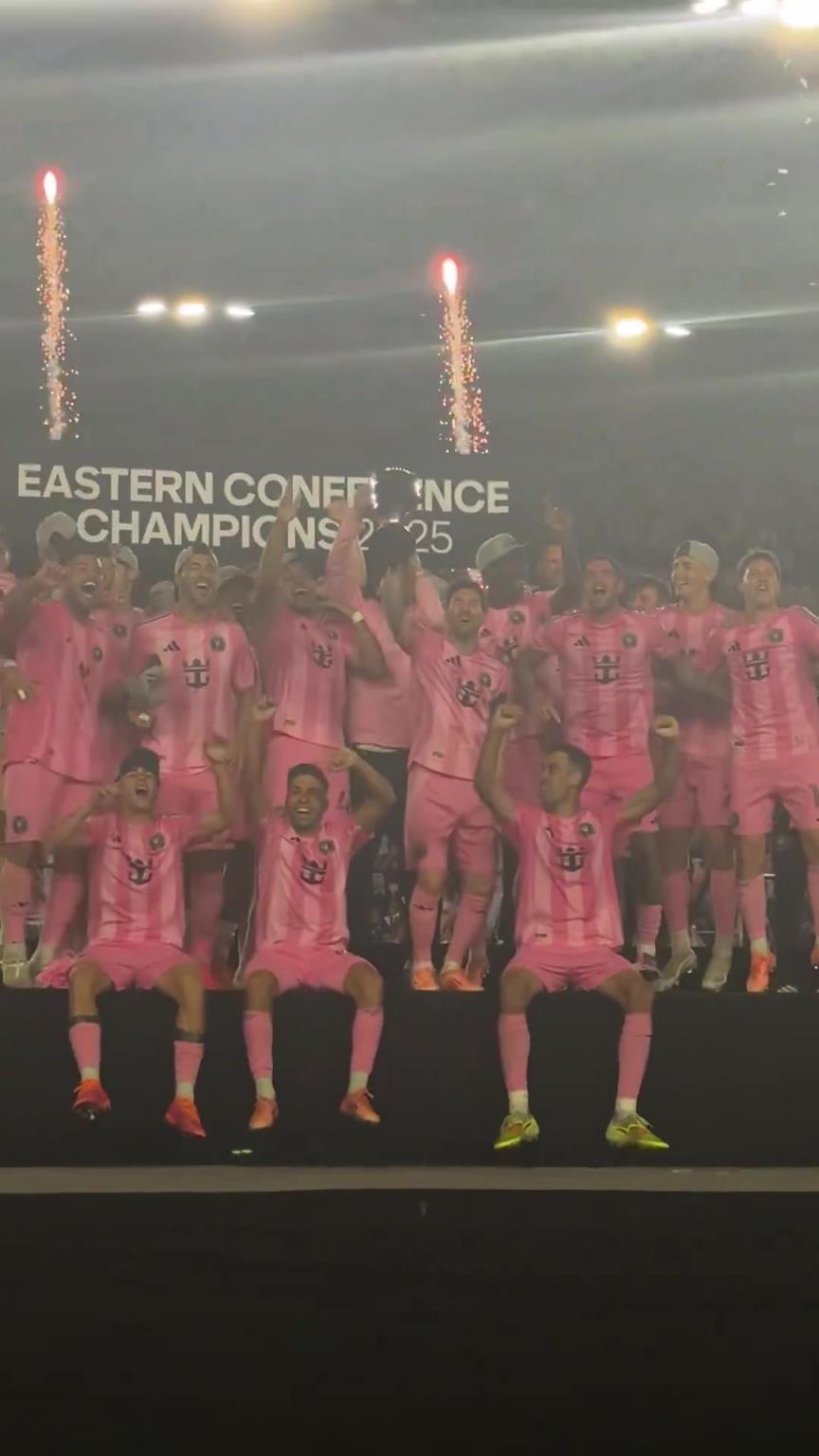 梅西阿尔巴布斯克茨三人摆弄奖杯摆半天，仨人都担心奖杯被踢掉了