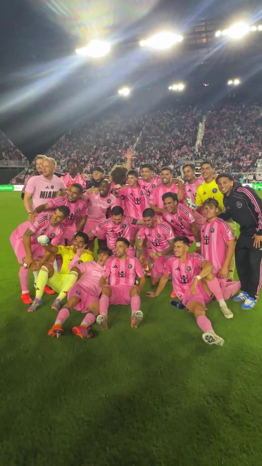 梅西和迈阿密的全家福合照~阿尔巴还在搞怪，把梅西整笑了~