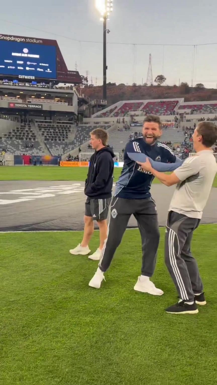 穆勒赛前踩场看起来心情不错呀~准备好冲击总决赛和梅西较量了嘛