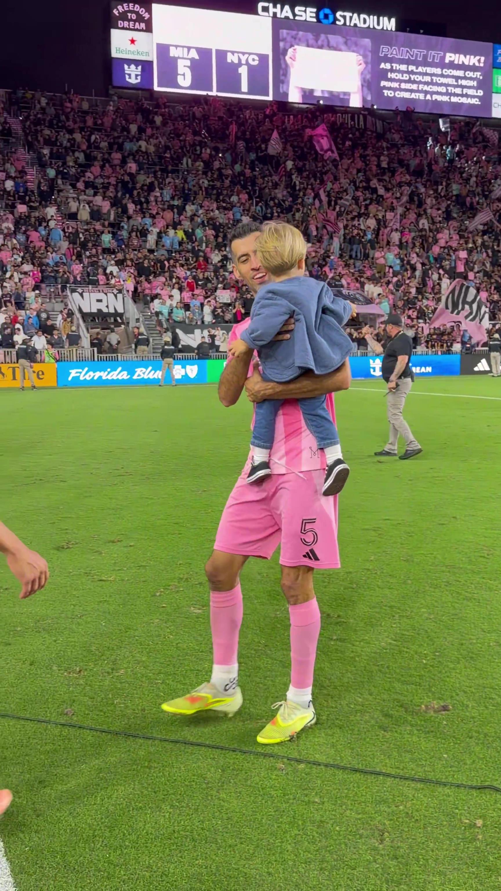 布斯克茨、阿尔巴和德保罗与家人一起庆祝他们赢得东部联盟冠军