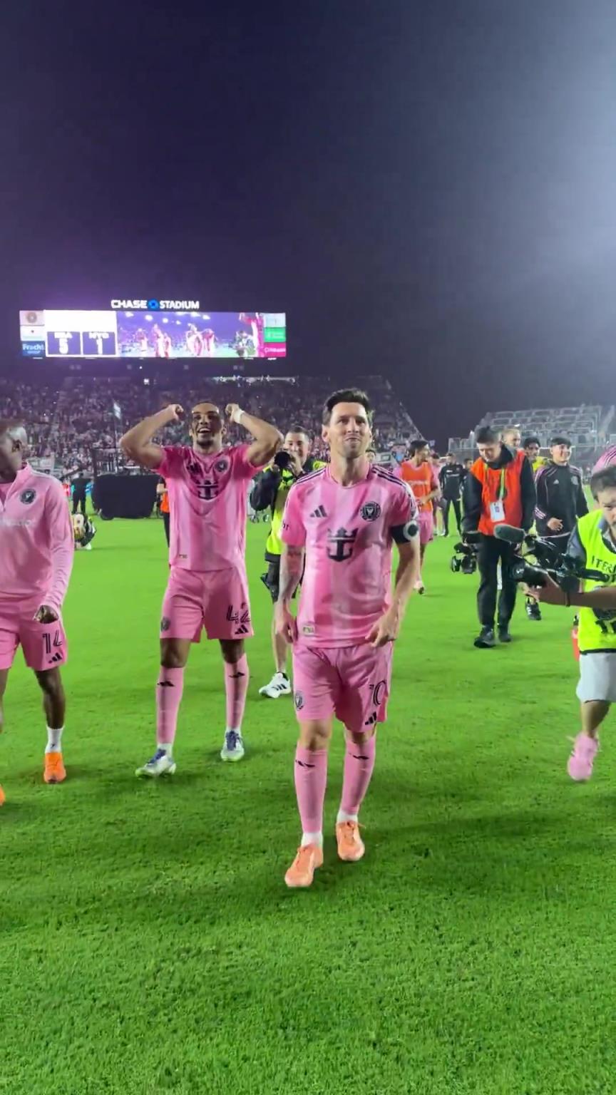 梅西赛后和队友一起鼓动球迷欢呼庆祝，小老头咋看着憨憨的~