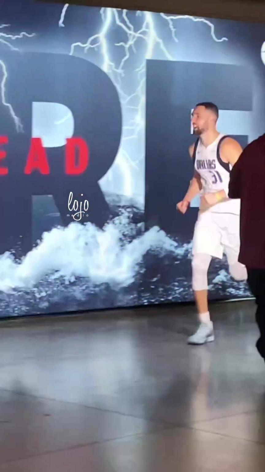 赢球开心！克莱赛后小跑回更衣室，脸上还带着笑容！