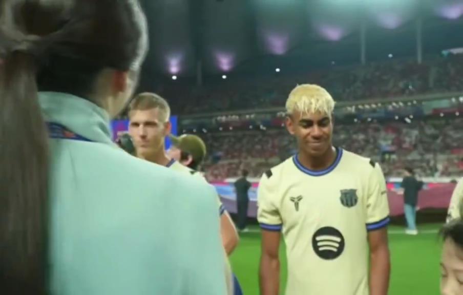 摄影师在亚马尔刚被亲吻后就对他进行拍摄，他当时拼命忍住不笑