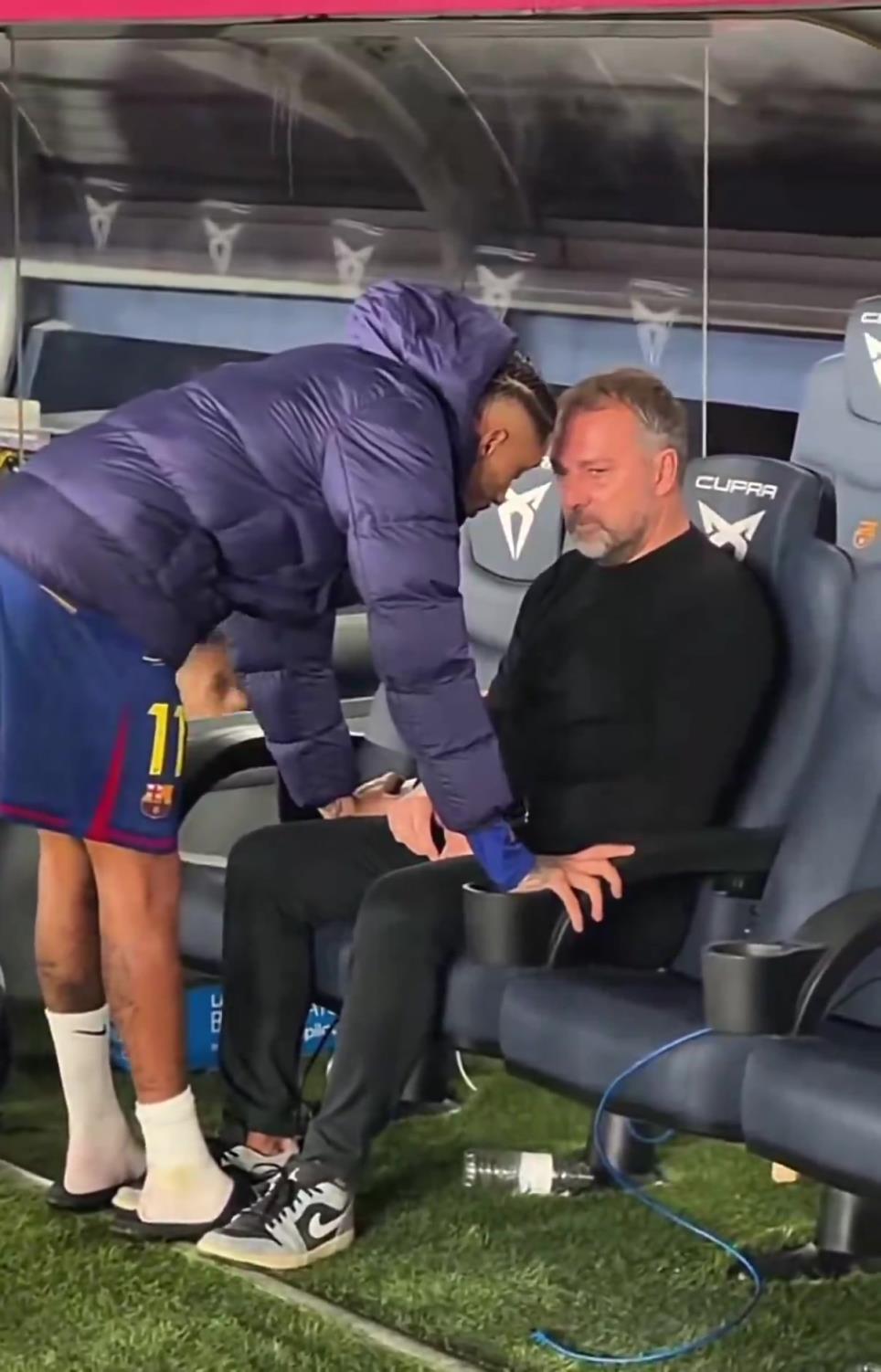 赢球也不高兴！弗里克赛后独坐替补席神情严肃，拉菲尼亚上前交流