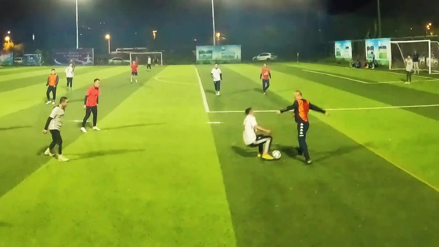 这一脚得散黄了吧！踢了别人第一时间不去看还想着踢球呢