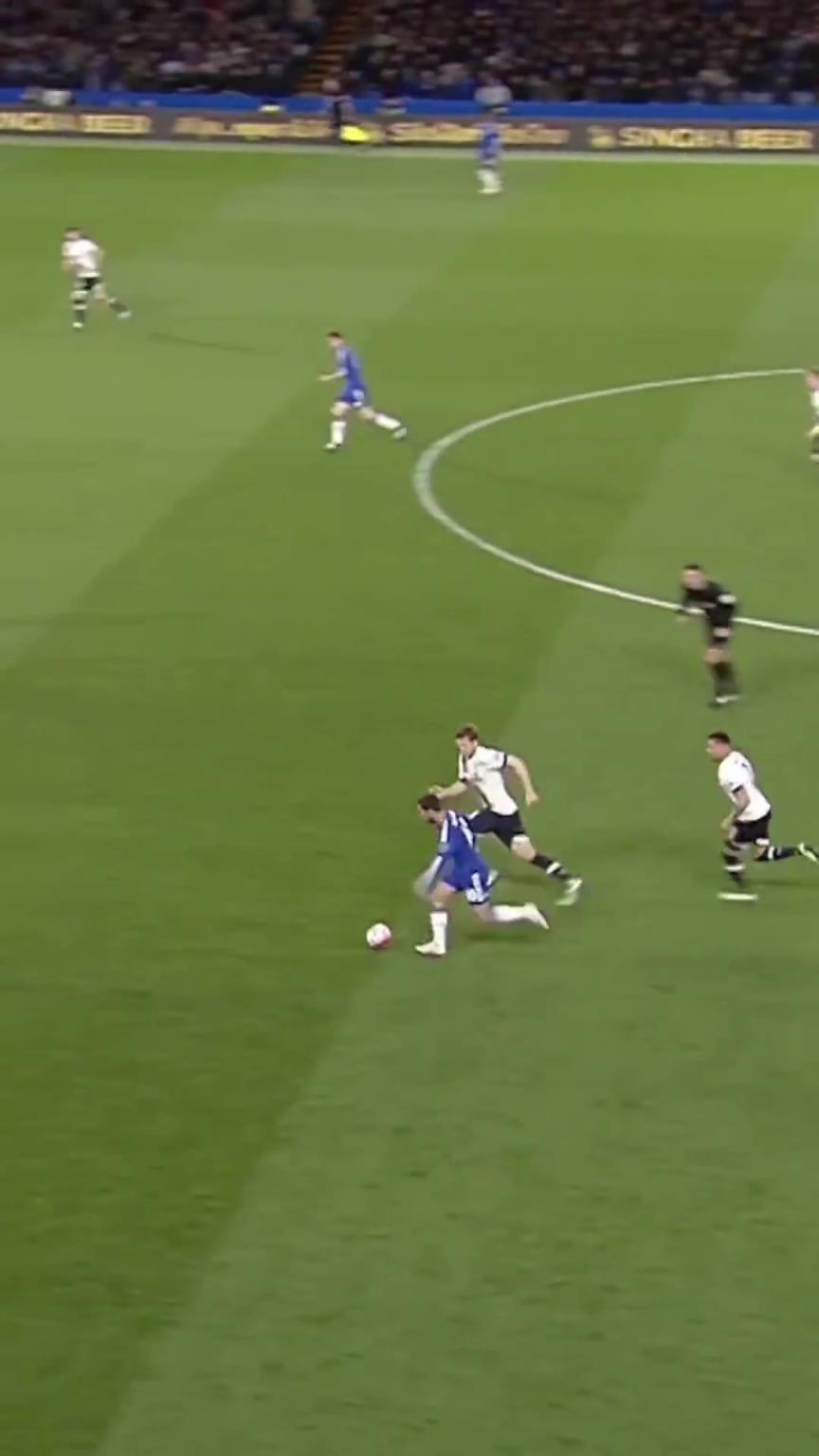 呼风唤雨！名场面：阿扎尔和队友打出精彩配合，兜射死角破门！