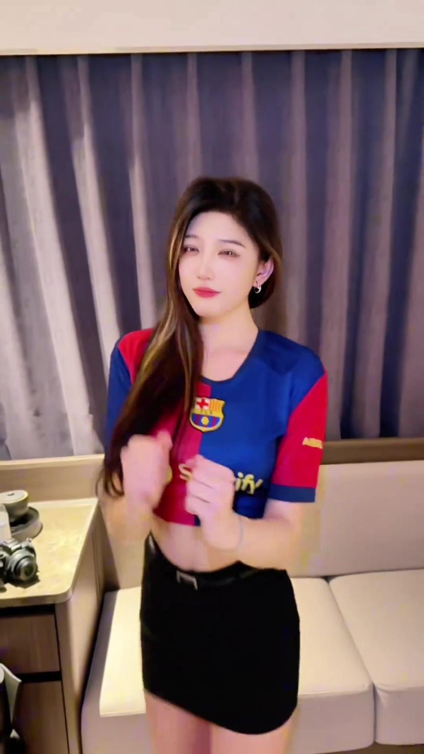 巴萨女球迷好想谈恋爱！好害怕，追我我该怎么办