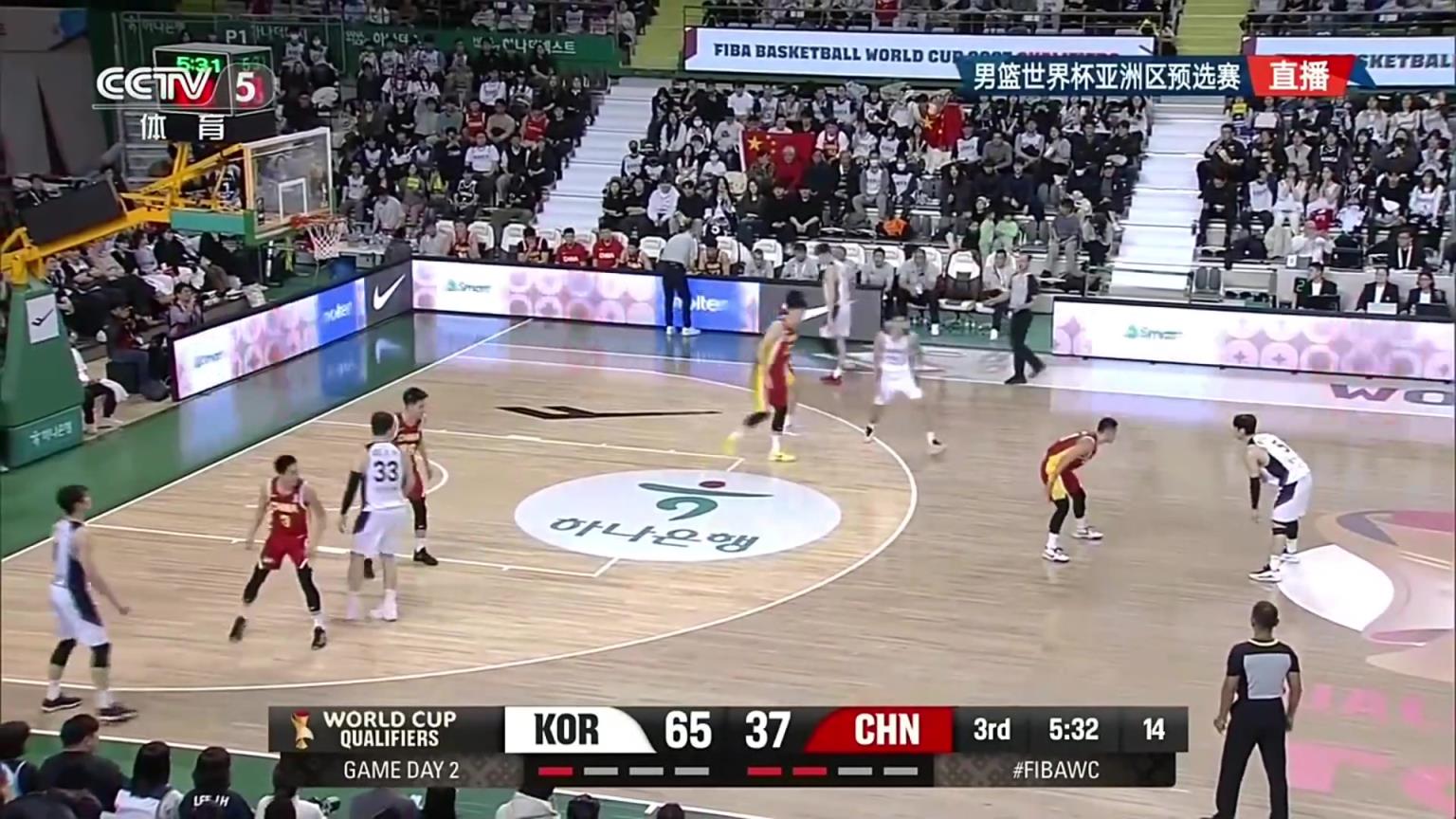 防守又去哪了？韩国队两个掩护跑位，中国队直接放给对手大空位！
