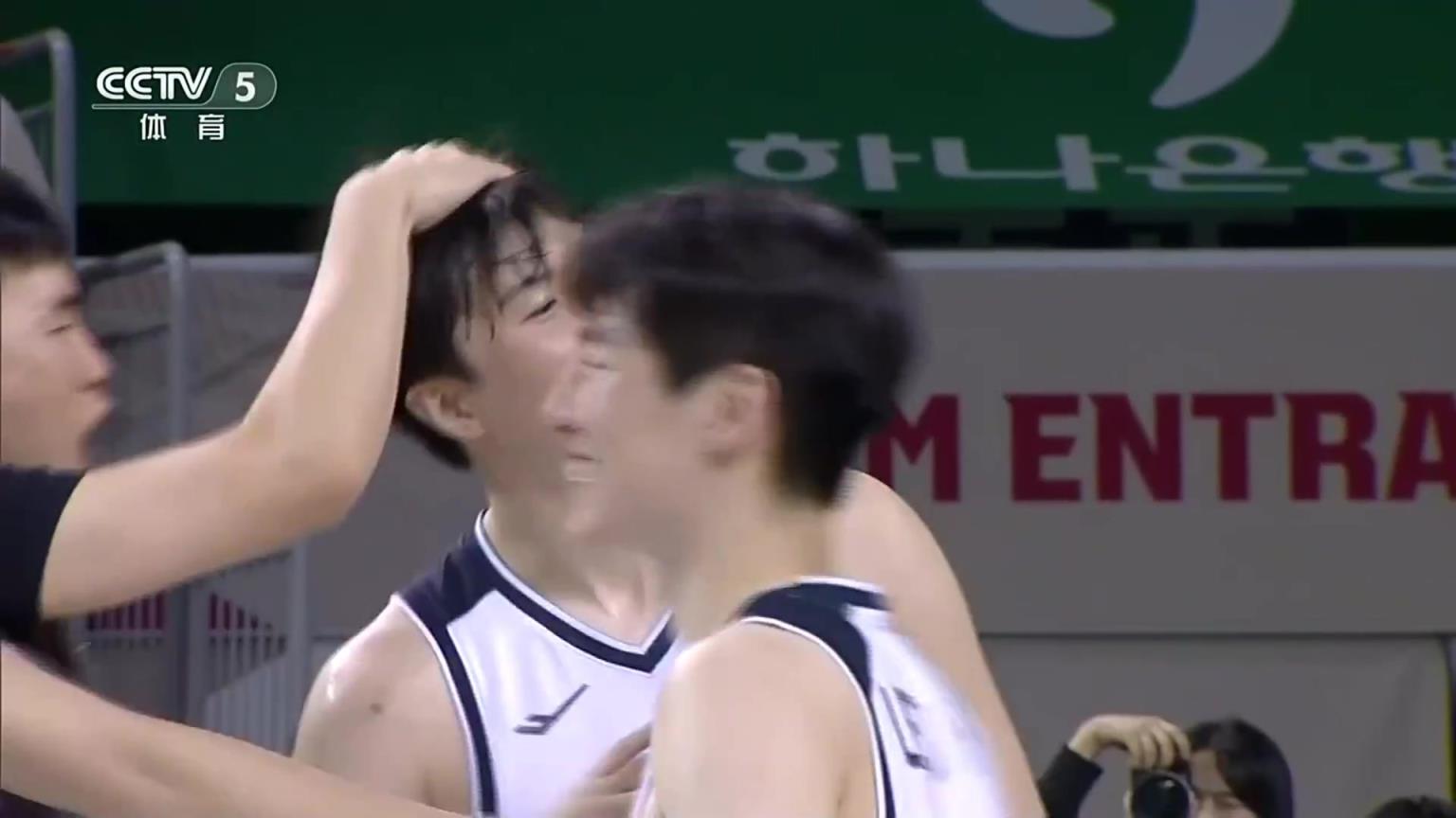 悲喜两重天！韩国男篮赛后庆祝喜笑颜开，中国男篮面色凝重！