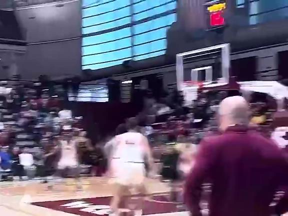 男篮有你在会不同？王俊杰炸裂身体素质，暴力重扣黑人小哥！