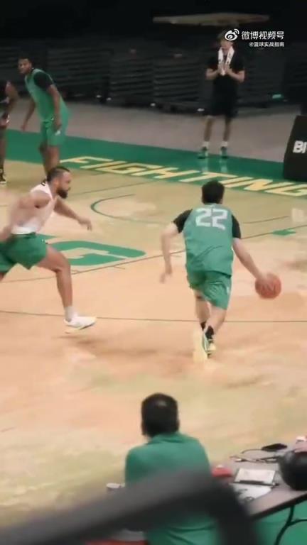 狄龙此前回俄勒冈大学，单防林葳，被林葳华丽变向直接过掉！