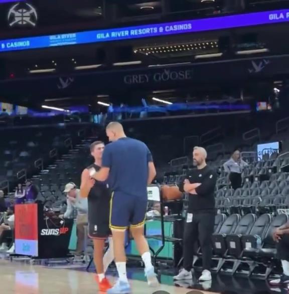 美媒调侃：约基奇是在传授吉莱斯皮如何打湖人的诀窍吗？