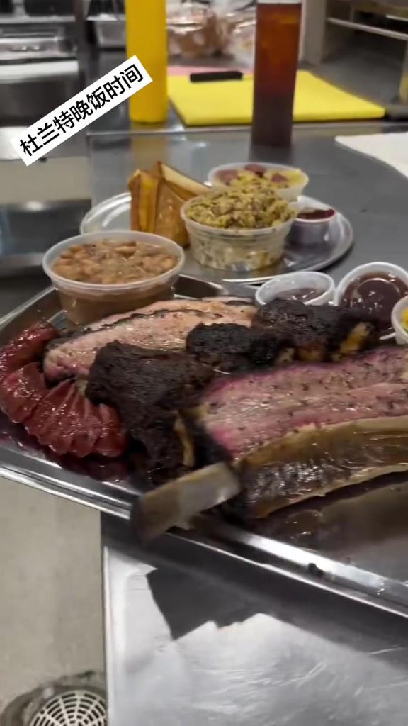 杜兰特比赛结束后享受美食，饭量真大