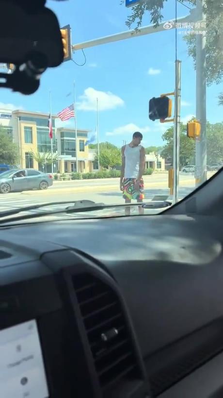 此前路人開車在馬路上偶遇文班亞馬,靜態天賦太炸了 此前路人開車在馬路上偶遇文班亞馬,靜態天賦太炸了