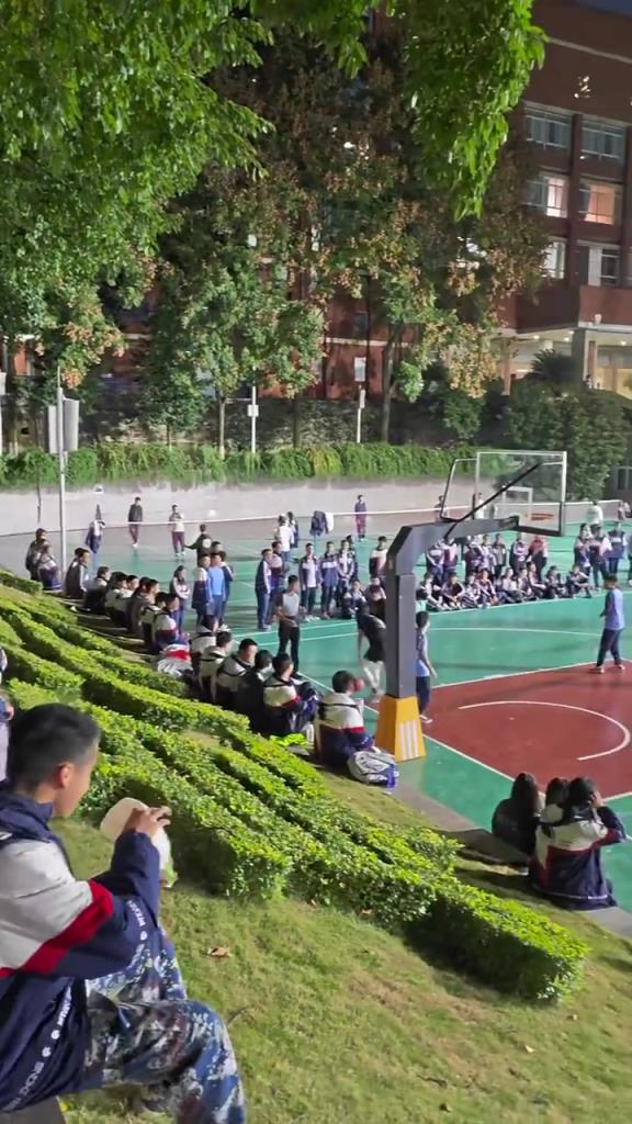 校園籃球的氛圍,真是令人感慨啊! 校園籃球的氛圍,真是令人感慨啊!