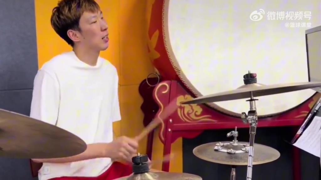 還有這本事?周琦還敲上架子鼓了! 還有這本事?周琦還敲上架子鼓了!