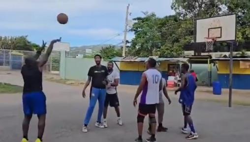 這單手持球姿勢,讓人懷疑喬丹去非洲打球了 這單手持球姿勢,讓人懷疑喬丹去非洲打球了