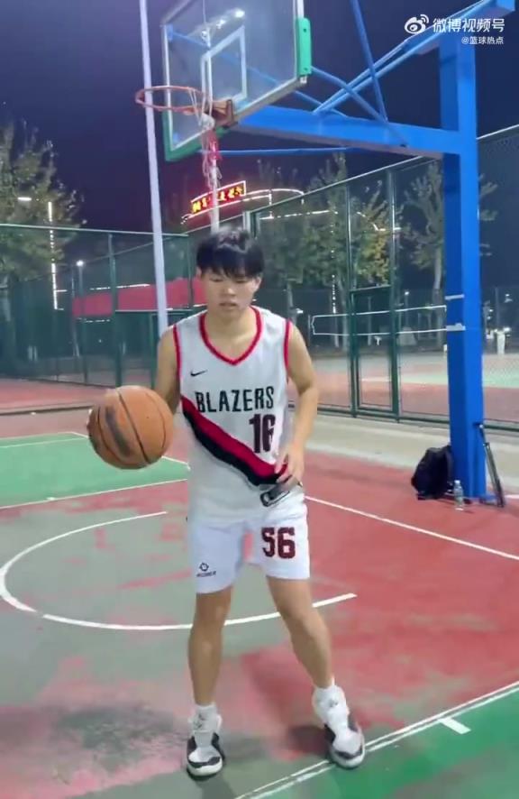 野球場小哥模仿楊瀚森,大家覺得像不像? 野球場小哥模仿楊瀚森,大家覺得像不像?