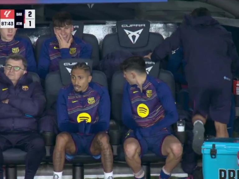 好冷的天！拉菲尼亞和亞馬爾在替補席上快被凍死了~