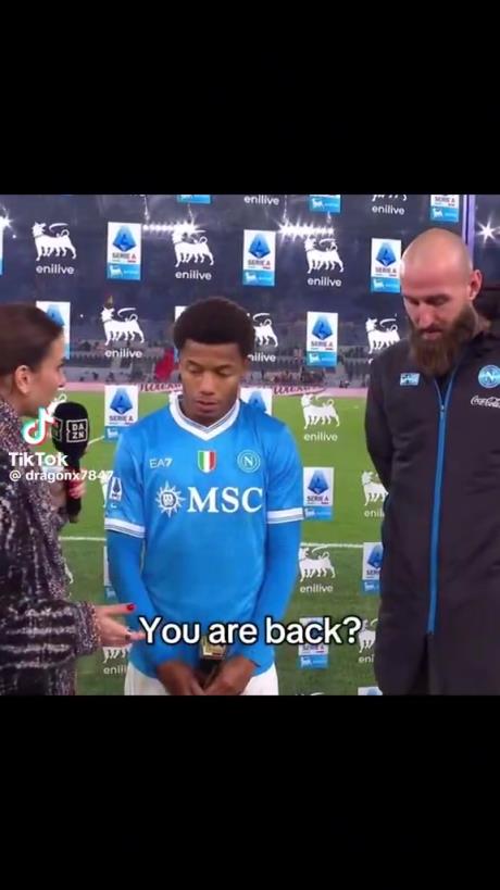 摸摸脑袋！在2米的门将米林门前，内雷斯看起来好像小孩啊~