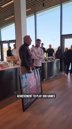 300场4球30助！曼联为30岁老将卢克·肖庆祝出战300场里程碑