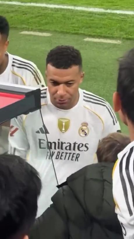 近水楼台先得月!姆巴佩下场后将落场版球衣送给替补席旁边的球迷 近水楼台先得月!姆巴佩下场后将落场版球衣送给替补席旁边的球迷