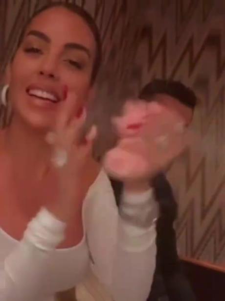 才子佳人！C罗眼里对乔治娜满是爱意！