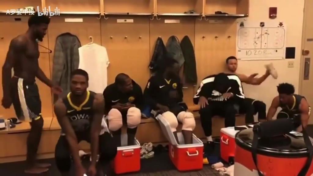 全员逗比！名场面：宇宙勇时期更衣室内全员尬舞！