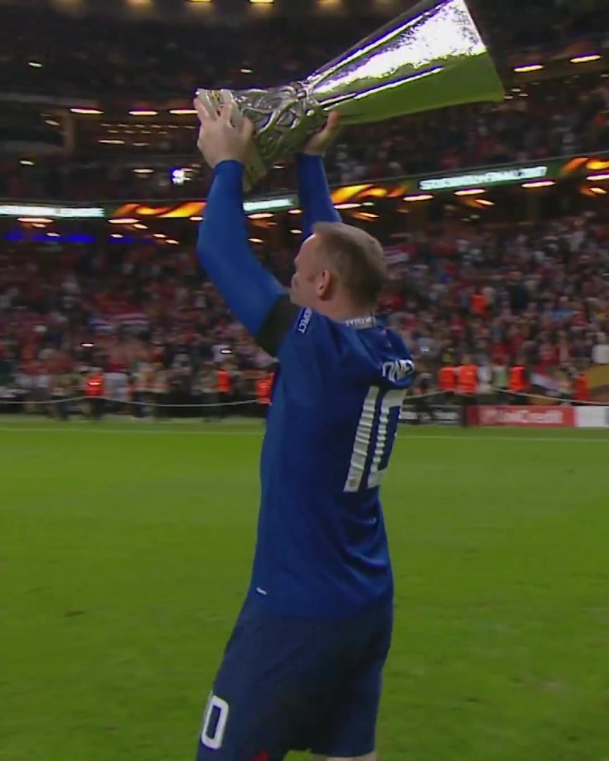 曼联球迷珍贵回忆！鲁尼捧杯瞬间