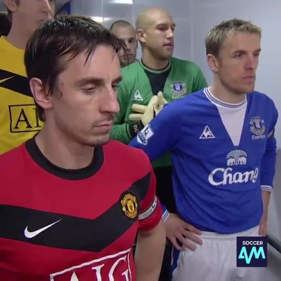 英超名场面：内维尔兄弟同框