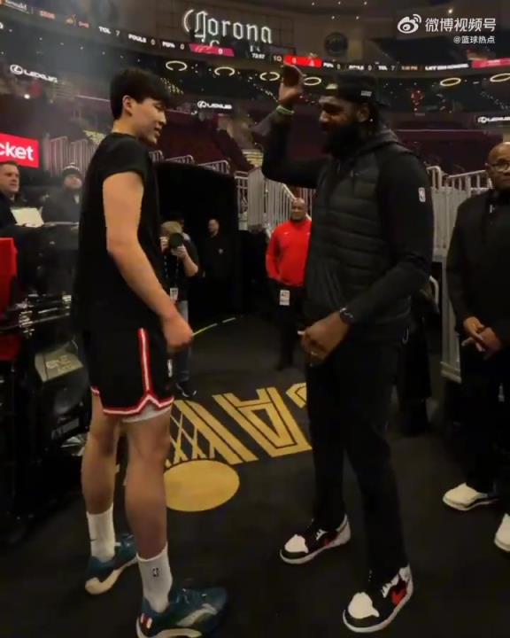 杨瀚森和开拓者老状元奥登站在一起，身形似乎差距不大？