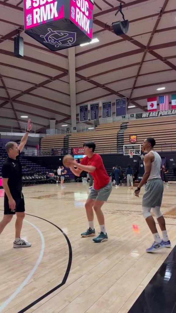 杨瀚森赛前投篮热身，备战今日发展联盟比赛！