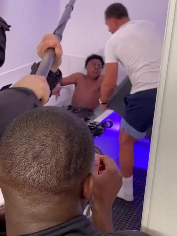 甲亢哥和费迪南德年首次合作时被狂倒冰块，差点没给甲亢哥冻坏了