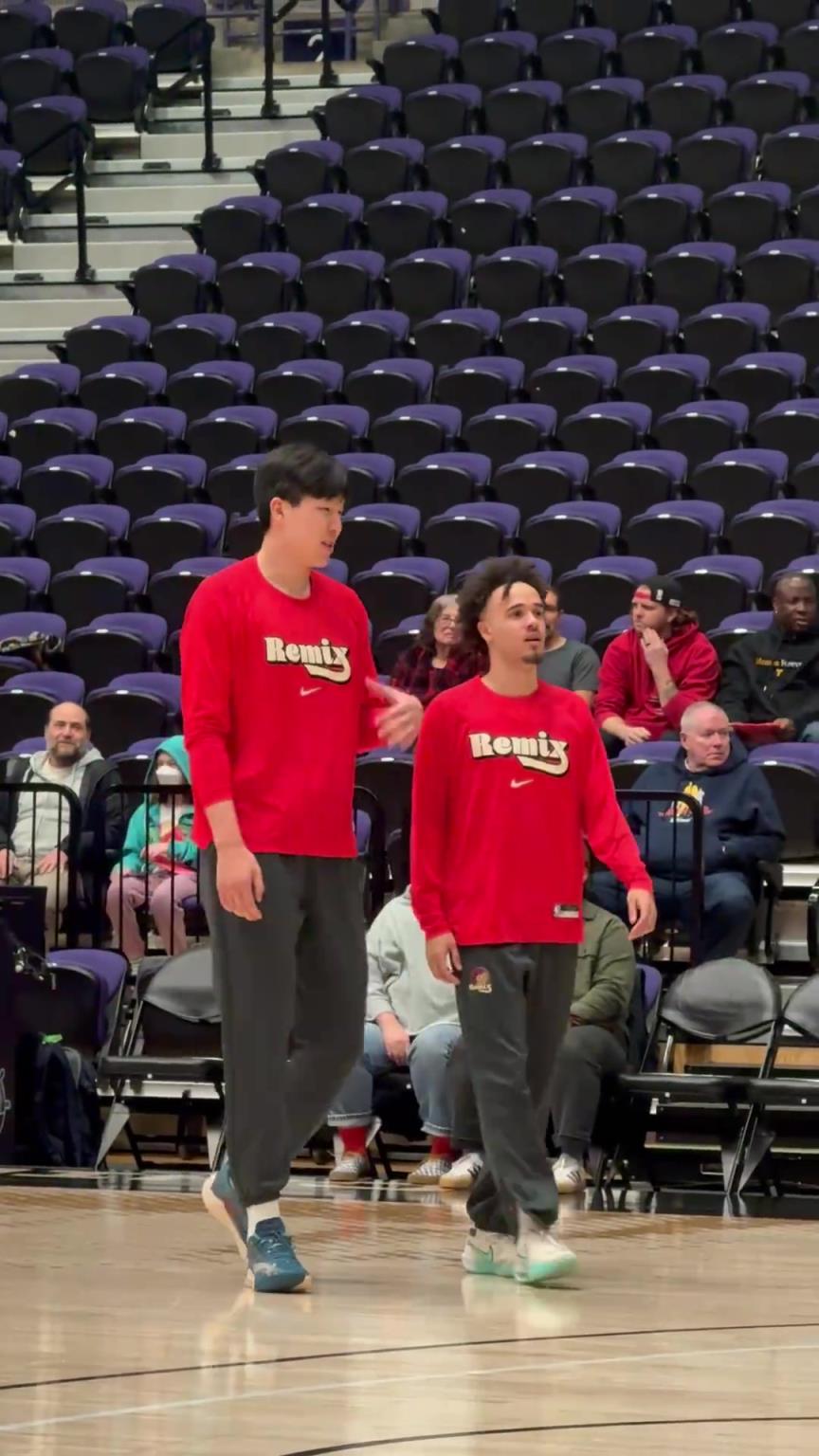 杨瀚森赛前和队友流畅沟通，英语是真有进步！