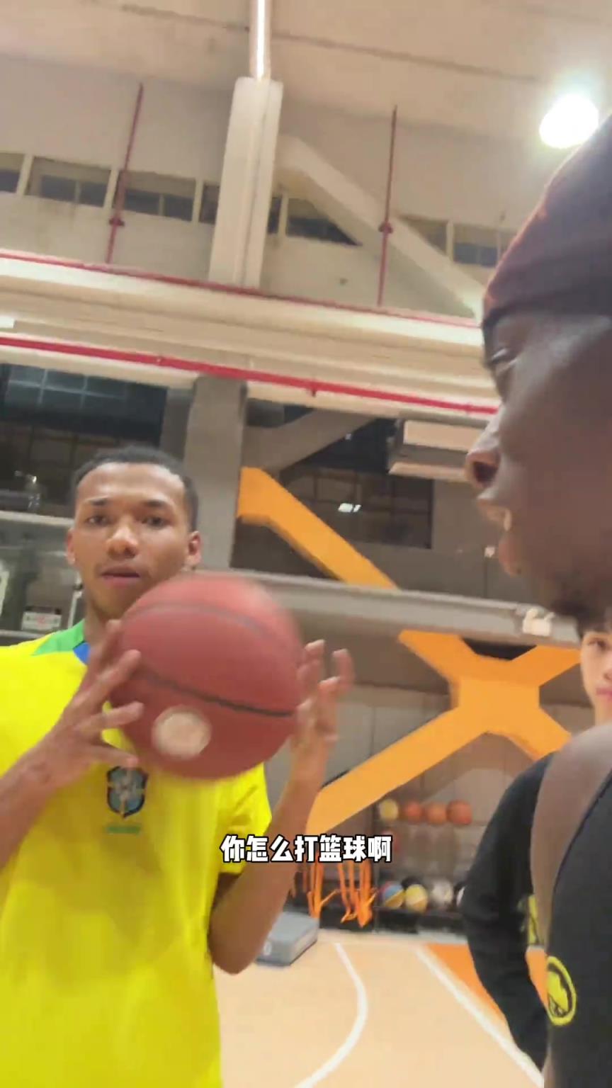 按理来讲你俩得用英文交流？北京黑人用普通话问巴西人为啥打篮球
