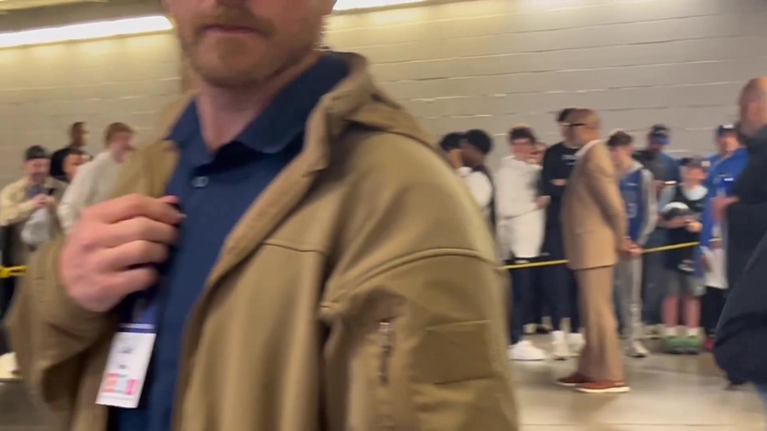 击败火箭后,弗拉格为等候在通道内的球迷们签名! 击败火箭后,弗拉格为等候在通道内的球迷们签名!