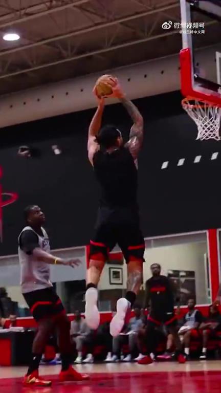 此前阿门训练中三分这么丝滑,但可惜比赛中还是不准啊! 此前阿门训练中三分这么丝滑,但可惜比赛中还是不准啊!