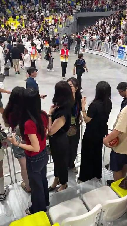 看眉眼确实有点像!球迷此前在观众席拍到胡明轩的妈妈 看眉眼确实有点像!球迷此前在观众席拍到胡明轩的妈妈