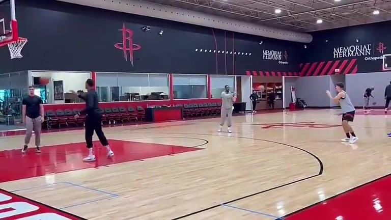 投篮天赋是真好!谢泼德训练都是三分线外一步练投篮啊! 投篮天赋是真好!谢泼德训练都是三分线外一步练投篮啊!