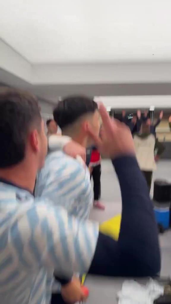 更衣室嗨瘋啦~塞爾塔在伯納烏主場(chǎng)0-2擊敗皇馬后全員陷入慶祝