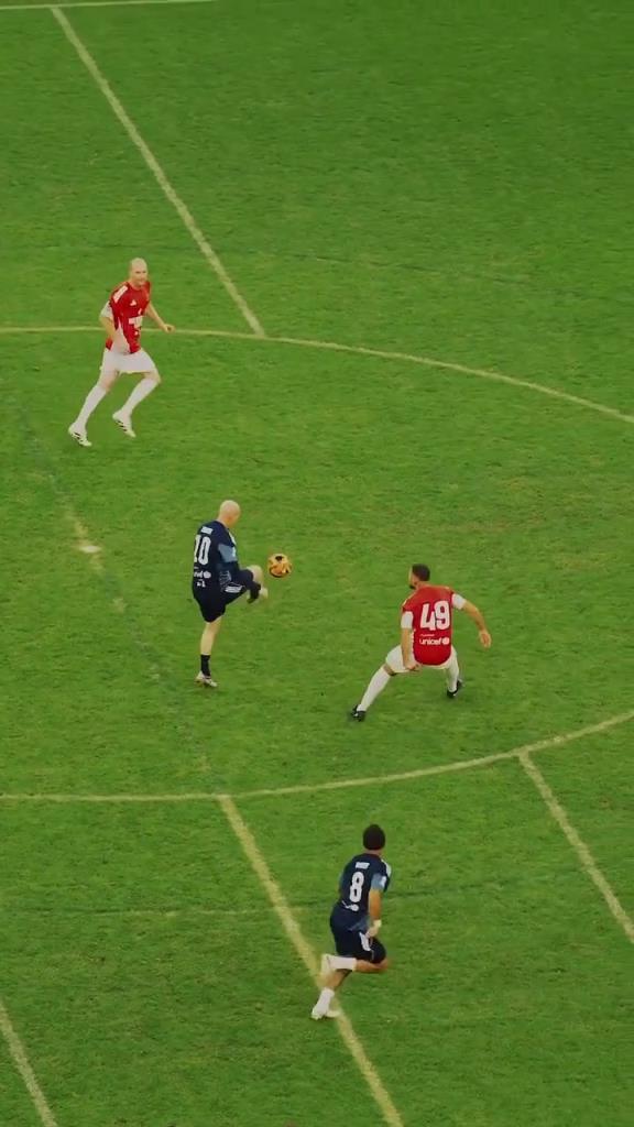 大師級(jí)優(yōu)雅！齊達(dá)內(nèi)接球轉(zhuǎn)身挑傳送出助攻，皇馬隊(duì)危速歸！