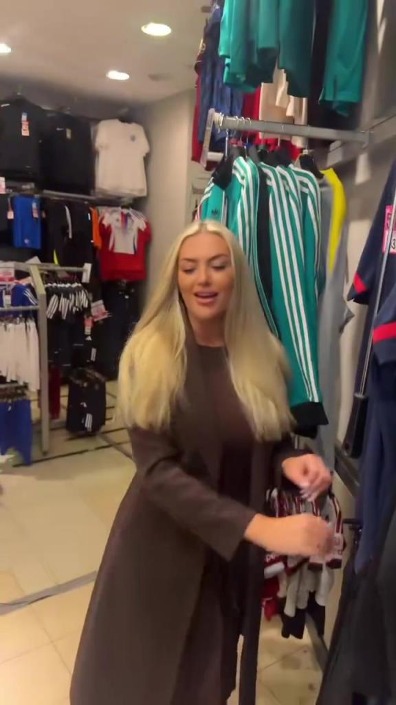 演技還有提升空間!當(dāng)你給曼聯(lián)女網(wǎng)紅送利物浦的帽子…… 演技還有提升空間!當(dāng)你給曼聯(lián)女網(wǎng)紅送利物浦的帽子……