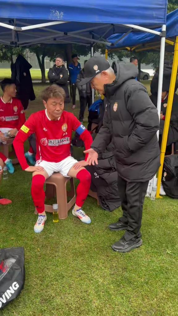 北京vs廣州中場(chǎng)休息時(shí)金志揚(yáng)對(duì)高峰面授機(jī)宜!! 北京vs廣州中場(chǎng)休息時(shí)金志揚(yáng)對(duì)高峰面授機(jī)宜!!