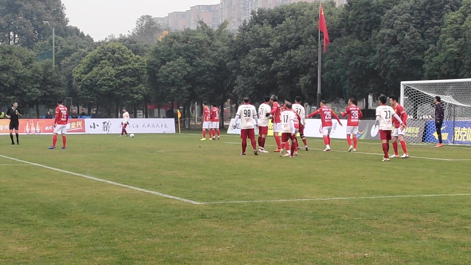 現(xiàn)場(chǎng)實(shí)拍:彭偉國(guó)角球區(qū)附近開任意球,后點(diǎn)隊(duì)友包抄偏出! 現(xiàn)場(chǎng)實(shí)拍:彭偉國(guó)角球區(qū)附近開任意球,后點(diǎn)隊(duì)友包抄偏出!