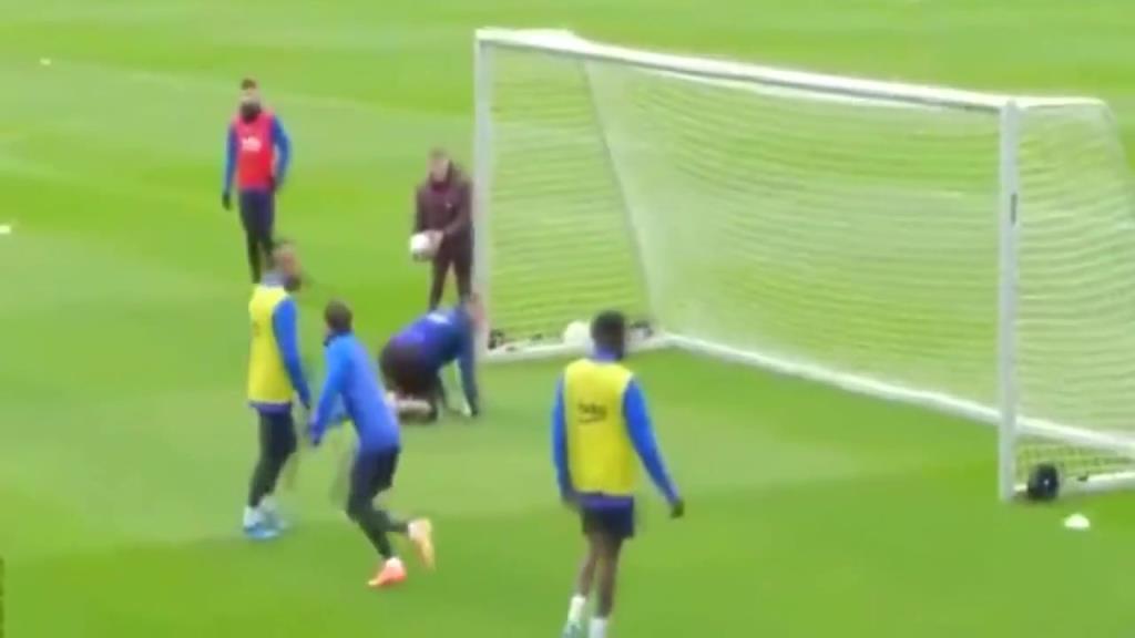 面对队友我也不收手！当年巴萨的训练课，疯狂过人进球的梅西！