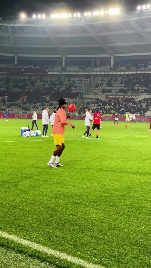 顶级球感！一起来欣赏莱奥赛前的热身环节！