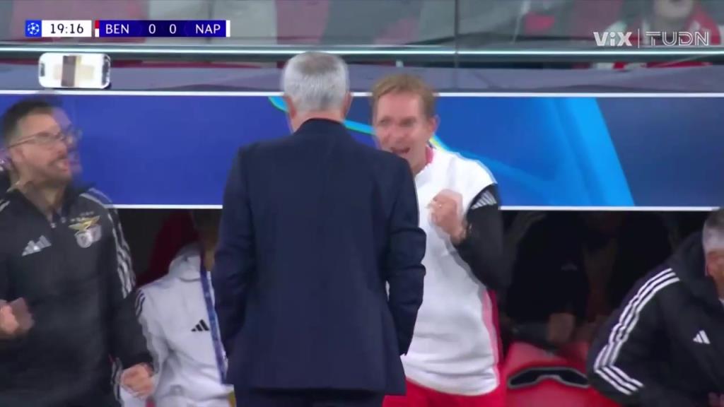 本菲卡1-0领先那不勒斯！伊万诺维奇头球摆渡，里奥斯垫射破门！