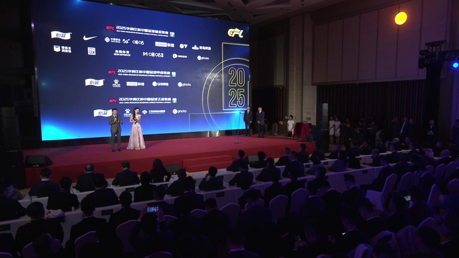 击败徐正源等人!河南主帅拉莫斯获2025赛季中超最佳教练 击败徐正源等人!河南主帅拉莫斯获2025赛季中超最佳教练